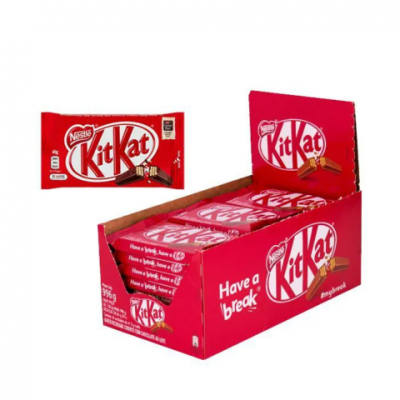 Barras de chocolate Kit Kat em embalagem vermelha dentro de caixa vermelha