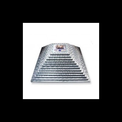 Conjunto de calhas metalizadas onduladas empilhadas em escada com etiqueta central