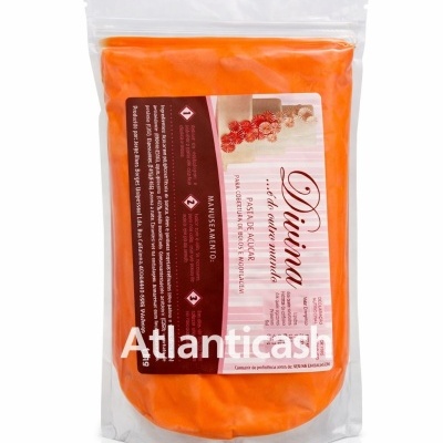 Pacote transparente com pasta de açúcar laranja e etiqueta branca e vermelha