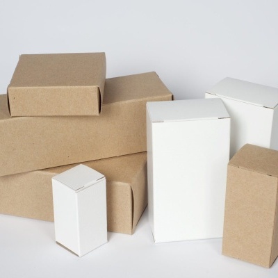 Caixas de papelão castanhas e brancas empilhadas