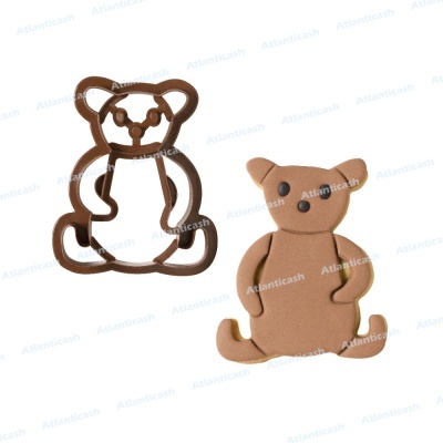 Cortador de biscoitos e figura de ursinho em massa, ambos castanhos
