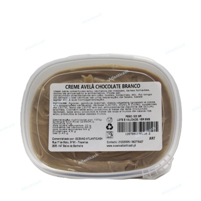 Embalagem plástica transparente com creme de avelã e chocolate branco e etiqueta branca com informações em português