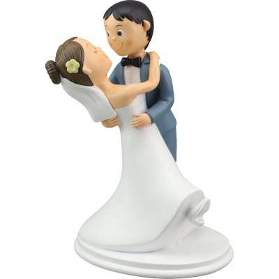 Figuras estilizadas de noivos em resina, noivo de fato azul e noiva de vestido branco com véu