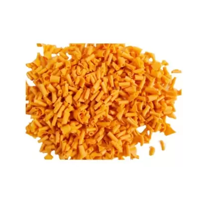 Pasta curta alaranjada em fundo branco