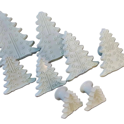 Cortadores de massa em forma de árvore de Natal brancos com textura