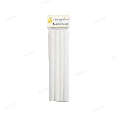 Cinco barras de cola quente brancas embaladas em plástico com etiqueta branca com texto WILTON HOT GLUE STICKS.