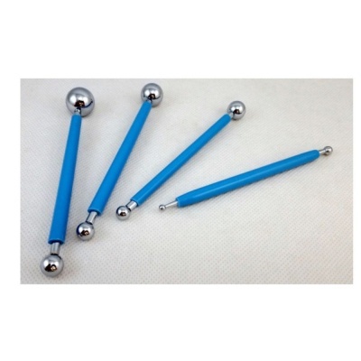 Ferramentas com pontas metálicas esféricas e cabos azuis.