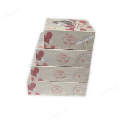 Conjunto de quatro caixas de papelão com padrões de corações vermelhos e texto em português.