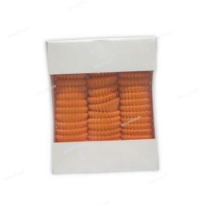 Pacote branco com forros para cupcakes laranja visíveis através de janela transparente