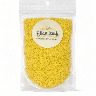 Pacote plástico com grânulos amarelos e etiqueta Atlanticash