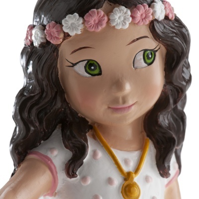 Figura decorativa de menina com coroa de flores e colar amarelo
