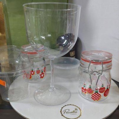 Taça de vidro e frascos decorados com bolas de Natal