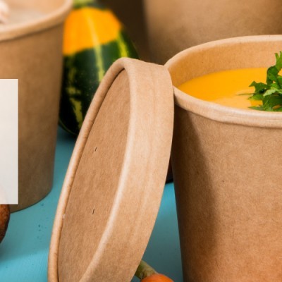 Embalagens descartáveis de papel kraft para comida com sopa, cogumelos e legumes à volta