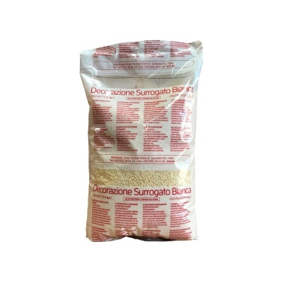 Embalagem branca de produto em pó com texto vermelho 'Decorazione Surrogato Bianca'