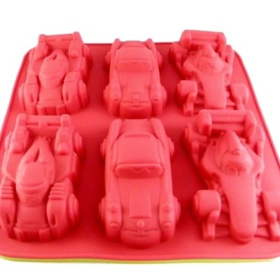 Forma de silicone vermelho com seis carros de corrida moldados.