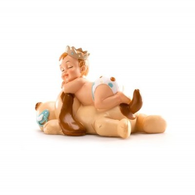 Bebé com coroa a dormir sobre cão de cerâmica