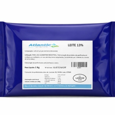 Embalagem azul de leite em pó com etiqueta branca e texto em português