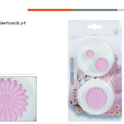 Conjunto de cortantes de bolo em forma de flor rosa em embalagem transparente