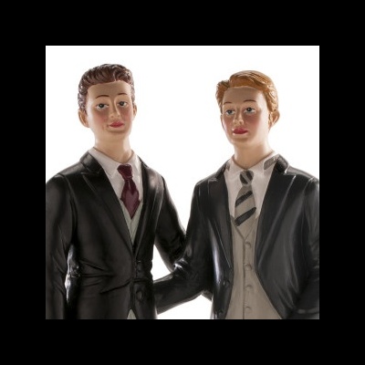 Estatuetas de homem com fatos formais em preto e bege com gravatas diferentes