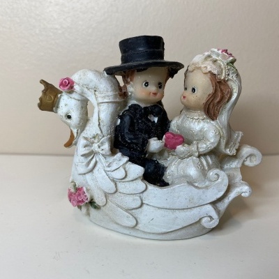 Figurina decorativa de noivos em cisne branco com detalhes rosa