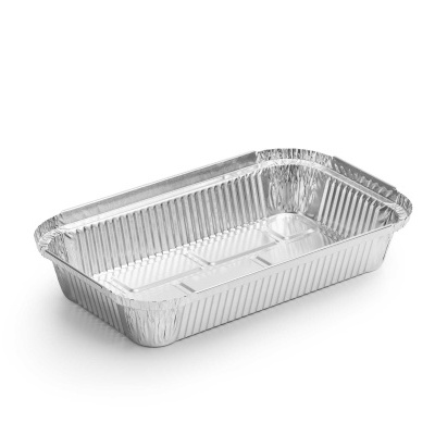 Tabuleiro retangular descartável de alumínio sobre fundo branco