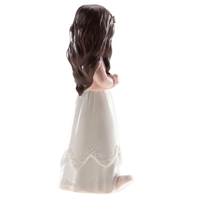Figurina decorativa de mulher com vestido branco e blusa rosa