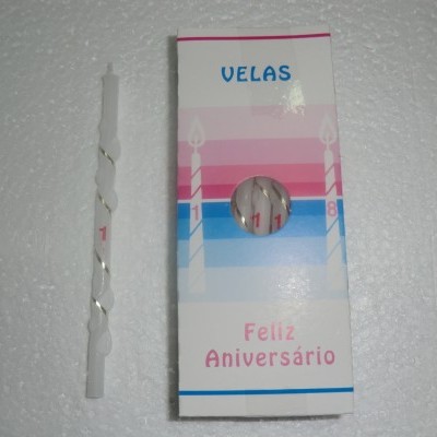 Velas de aniversário brancas espiraladas e embalagem com texto 