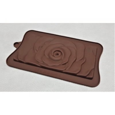 Tapete de silicone castanho com relevo em forma de rosa
