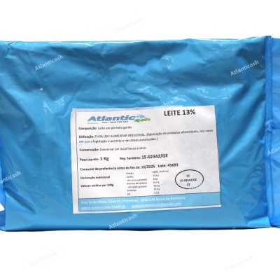 Saco azul com etiqueta branca contendo texto sobre leite 13%