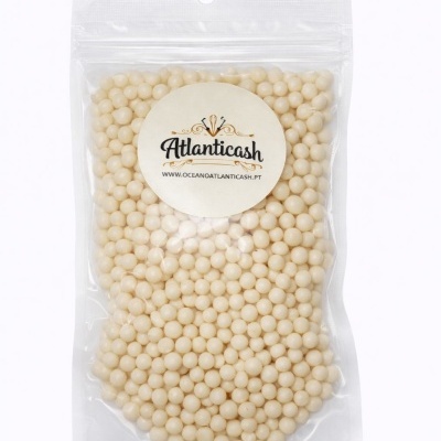 Pacote transparente com esferas brancas e etiqueta Atlanticash