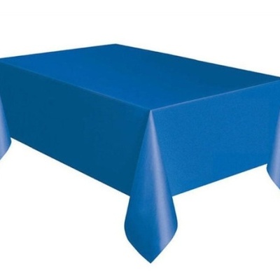 Toalha de mesa azul retangular com cantos pendentes