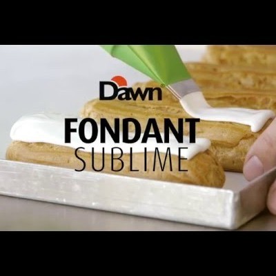 Aplicação de creme branco em bolinhos dourados com texto Dawn FONDANT SUBLIME