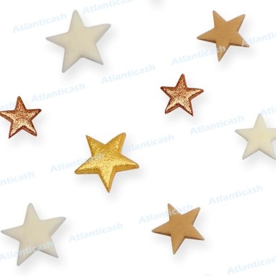 Estrelas decorativas em várias cores e texturas sobre fundo branco