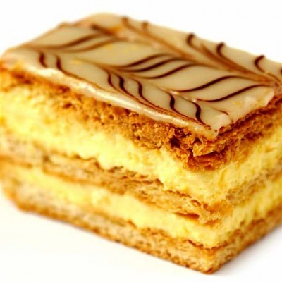 Fatia de bolo Mille-feuille com camadas de massa folhada e creme, coberta com glacê decorado