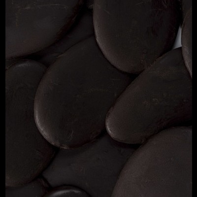 Pedras ovais pretas planas, textura irregular e fosca