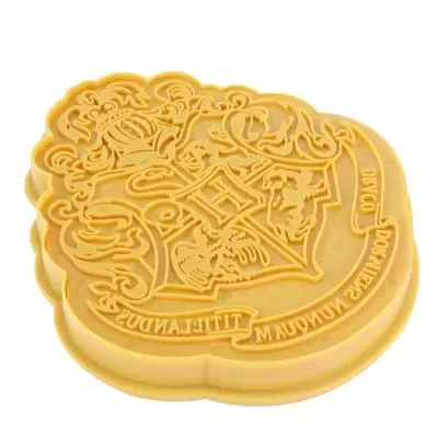 Faca amarela em forma do brasão de Hogwarts com relevo