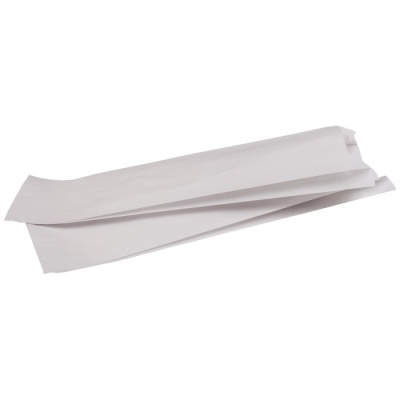 Folhas de papel branco dobradas sobre fundo branco