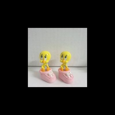 Duas figuras de Tweety em sapatilhas cor-de-rosa