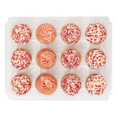 Pack de 12 cupcakes com cobertura branca e decorados com confeitos vermelhos em embalagem plástica