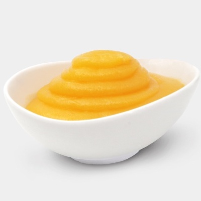 Tigela branca com purê amarelo alaranjado