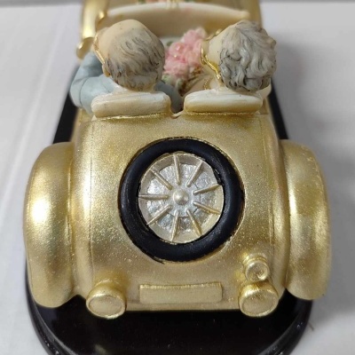 Estatueta decorativa de casal em carro dourado vintage