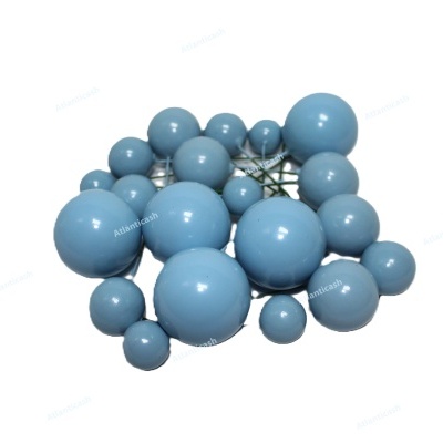 Brincos prateados com esferas azuis de vários tamanhos