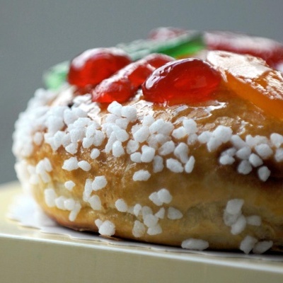 Bolo redondo com frutas cristalizadas e açúcar grosso