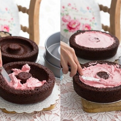 Bolo de chocolate com recheio rosa sendo preparado