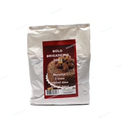 Pacote branco de mistura para bolo brigadeiro 500g com etiqueta vermelha