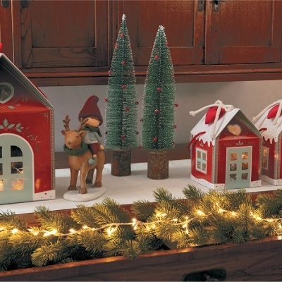 Conjunto decorativo de Natal com casas vermelhas, árvores e figura, iluminação e guirlanda