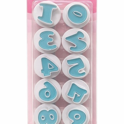 Conjunto de cortadores de números em plástico em embalagem cor-de-rosa