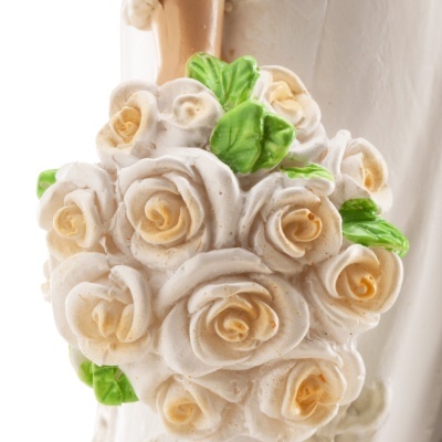 Bouquet de flores brancas e creme em cerâmica com folhas verdes