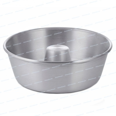 Forma de metal prateado com elevação central para cozer