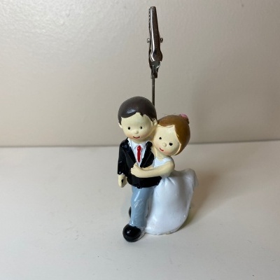 Figura decorativa de noivos com suporte para notas